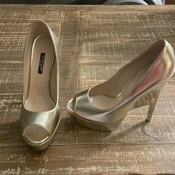 Ruthie Davis gold patent platform pumps. Sz 40 - Picture 5 of 5